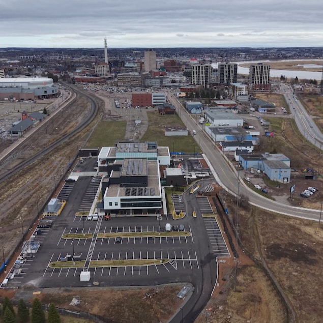 Vue de drone du poste de police.