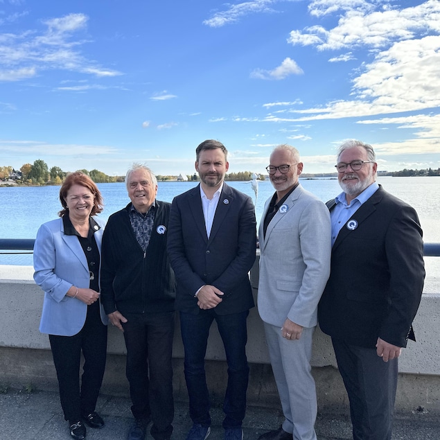 Diane Dallaire, François Gendron, Paul St-Pierre Plamondon, Sébastien D'Astous et Stéphane Tremblay posent pour la photo. 