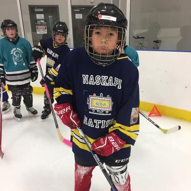 Chandail à l'effigie de la nation Naskapi et casque avec collant à son nom, Thomas est prêt à foncer vers le filet. Chandail à l'effigie de la nation Naskapi et casque avec collant à son nom, Thomas est prêt à foncer vers le filet.