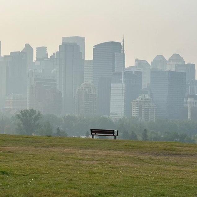 La ville de Calgary sous la fumée.