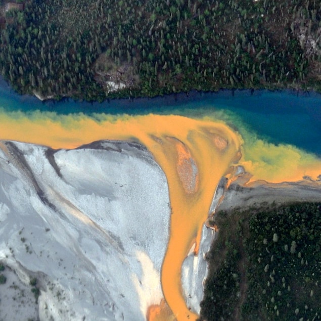 Une vue aérienne de la rivière Kutuk, teintée d'orange