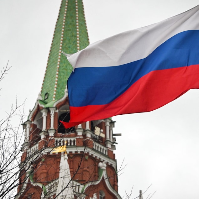 Le drapeau russe flotte devant le Kremlin à Moscou.