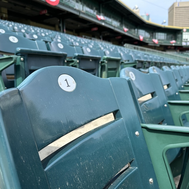 Un siège dans un stade de baseball. 