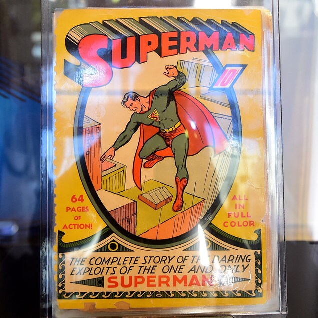 Un exemplaire de la première bande dessinée consacrée à Superman, sortie en 1939, est posé sur un meuble lors d'une exposition. Un exemplaire de la première bande dessinée consacrée à Superman, sortie en 1939, est posé sur un meuble lors d'une exposition.