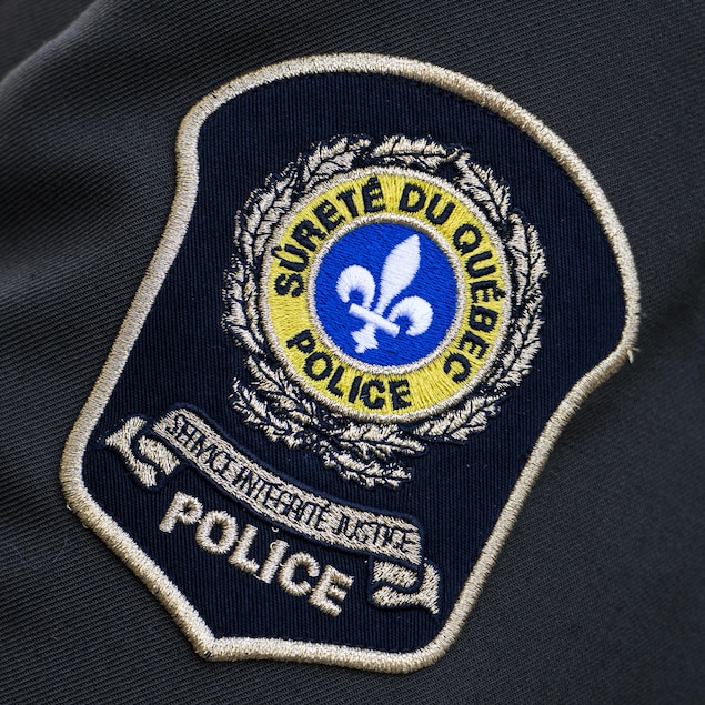 Un gros plan sur un écusson de la SQ.