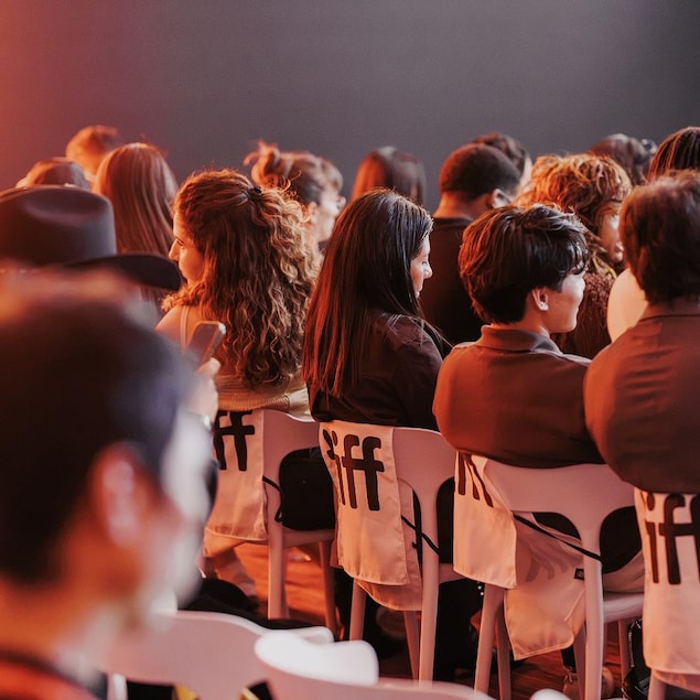Des personnes sont assises sur des chaises lors d'une conférence dans le cadre du marché du TIFF le 12 septembre 2026.