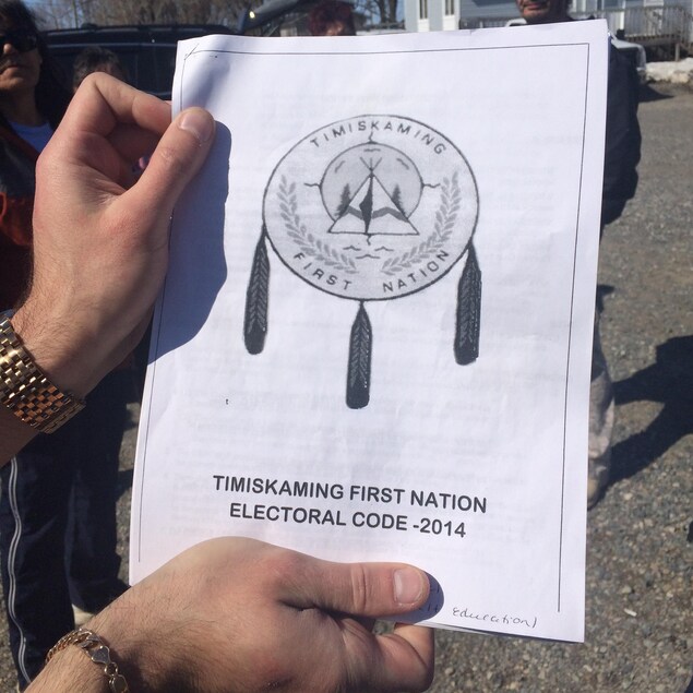 Un homme tient le code électoral de la Timiskaming First Nation, datant de 2014. Un homme tient le code électoral de la Timiskaming First Nation, datant de 2014.