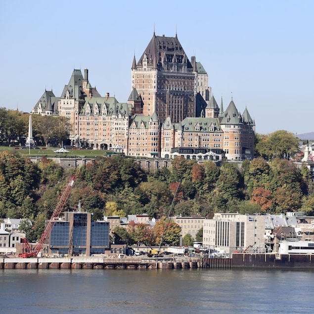 Vue sur le Vieux-Québec et le Château Frontenac en automne.