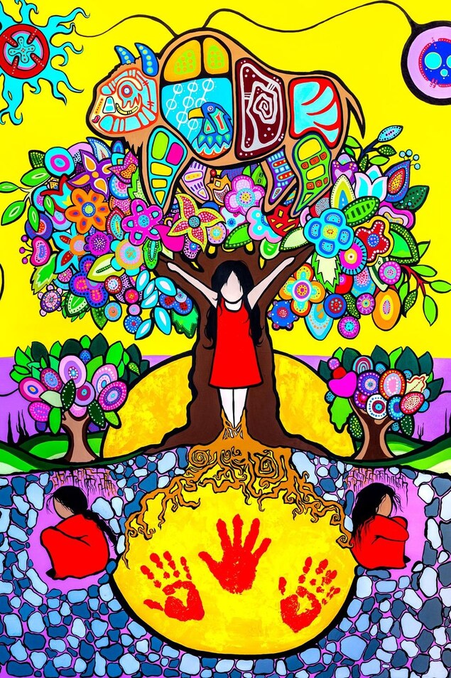 Une jeune fille grandit et tend les bras au coeur d'un arbre dont le feuillage représente des traditions autochtones. Au pied de l'arbre, d'autres jeunes filles sont recroquevillées dans la terre sous des arbres qui n'ont pas atteint la pleine maturité. Une jeune fille grandit et tend les bras au coeur d'un arbre dont le feuillage représente des traditions autochtones. Au pied de l'arbre, d'autres jeunes filles sont recroquevillées dans la terre sous des arbres qui n'ont pas atteint la pleine maturité.