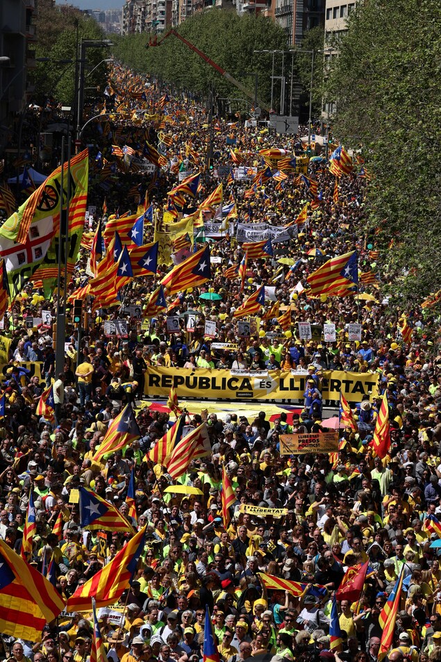 Voilà six mois, des militants indépendantistes catalans ont commencé à être envoyés en prison pour leurs idées politiques. Les Catalans ont souligné l'occasion, dimanche, en sortant massivement dans la rue. Voilà six mois, des militants indépendantistes catalans ont commencé à être envoyés en prison pour leurs idées politiques. Les Catalans ont souligné l'occasion, dimanche, en sortant massivement dans la rue.