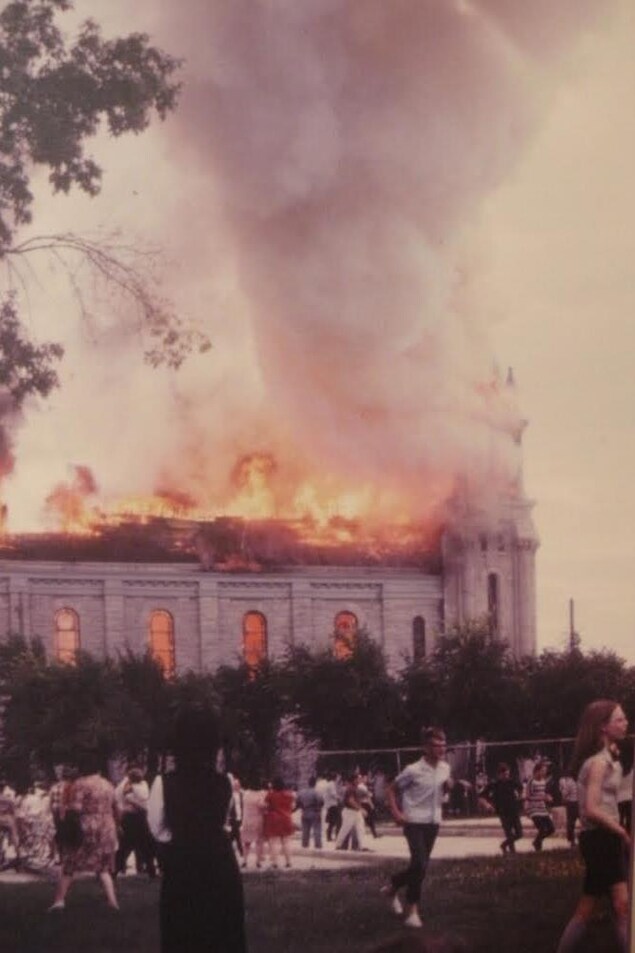 Un tourbillon infernal de flammes dévore le toit d'une cathédrale, une foule fuit le feu. Un tourbillon infernal de flammes dévore le toit d'une cathédrale, une foule fuit le feu.