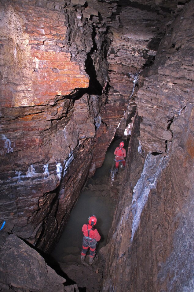 Deux spéléologues debout dans une grotte à Montréal.