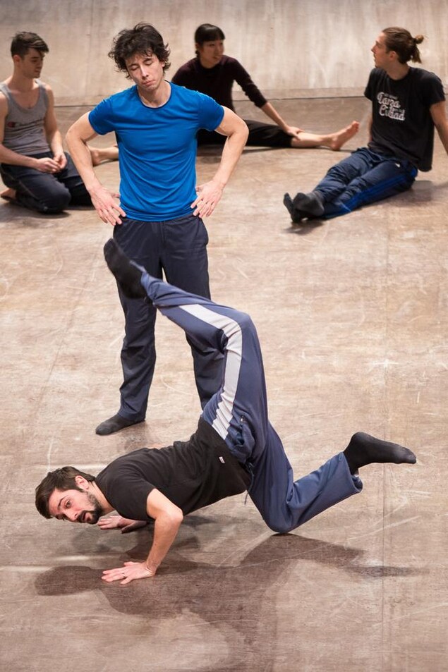 Étienne Béchard montre aux danseurs comment enchaîner certaines figures, le 5 mars 2018 à la Maison de la danse. Étienne Béchard montre aux danseurs comment enchaîner certaines figures, le 5 mars 2018 à la Maison de la danse.