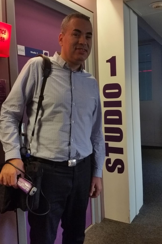 Hakim Kasmi à la sortie d'un studio de radio Hakim Kasmi à la sortie d'un studio de radio