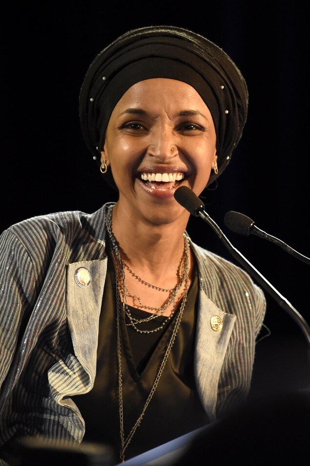 La démocrate Ilhan Omar est souriante alors qu'elle s'adresse à ses partisans à la suite de son élection. La démocrate Ilhan Omar est souriante alors qu'elle s'adresse à ses partisans à la suite de son élection.