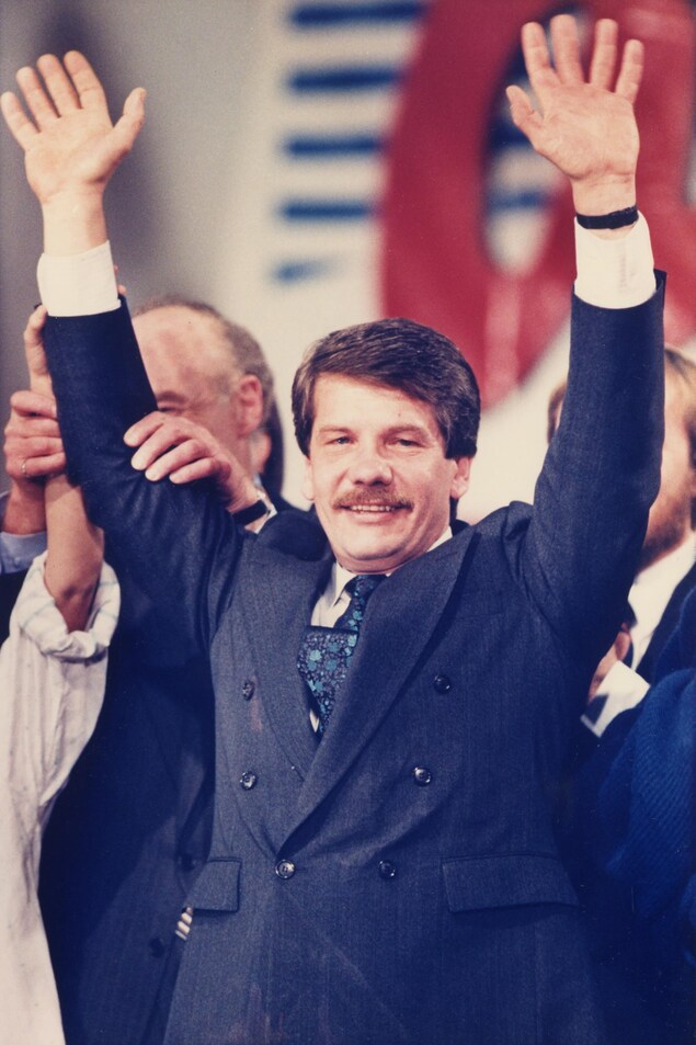 Jean Doré lève les bras pour célébrer la victoire Jean Doré lève les bras pour célébrer la victoire