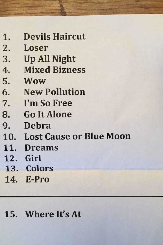 La liste des chansons de Beck lors de son spectacle au Festival d'été de Québec : Devil's haircut, loser, Up all night, Mixed Bizness, Wow, New pollution, I'm so free, Go it alone, Debra, Lost Cause or Blue Moon, Dreams, Girl, Colors, E-Pro et Where it's at La liste des chansons de Beck lors de son spectacle au Festival d'été de Québec : Devil's haircut, loser, Up all night, Mixed Bizness, Wow, New pollution, I'm so free, Go it alone, Debra, Lost Cause or Blue Moon, Dreams, Girl, Colors, E-Pro et Where it's at