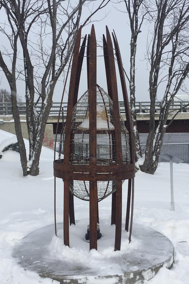 Une sculpture publique au bord d'une rivière. Une sculpture publique au bord d'une rivière.