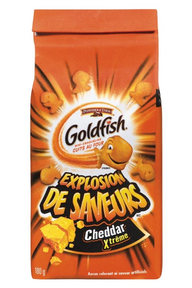 Un sac de craquelins Goldfish, de type Explosion de saveurs - Cheddar Xtrême. Un sac de craquelins Goldfish, de type Explosion de saveurs - Cheddar Xtrême.