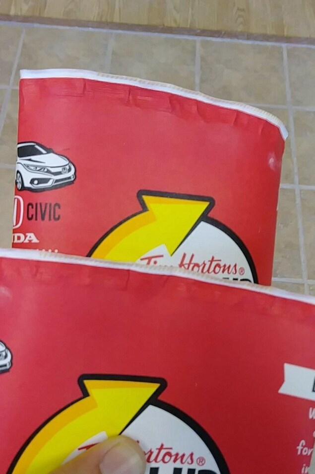 Ces gobelets ont été achetés dans un restaurant Tim Hortons de Terre-Neuve-et-Labrador. Ces gobelets ont été achetés dans un restaurant Tim Hortons de Terre-Neuve-et-Labrador.