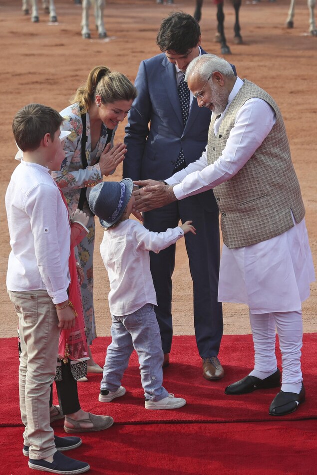 Le premier ministre Narendra Modi prend dans ses mains le visage d'Hadrien le plus jeune des fils de Justin Trudeau. Le premier ministre Narendra Modi prend dans ses mains le visage d'Hadrien le plus jeune des fils de Justin Trudeau.