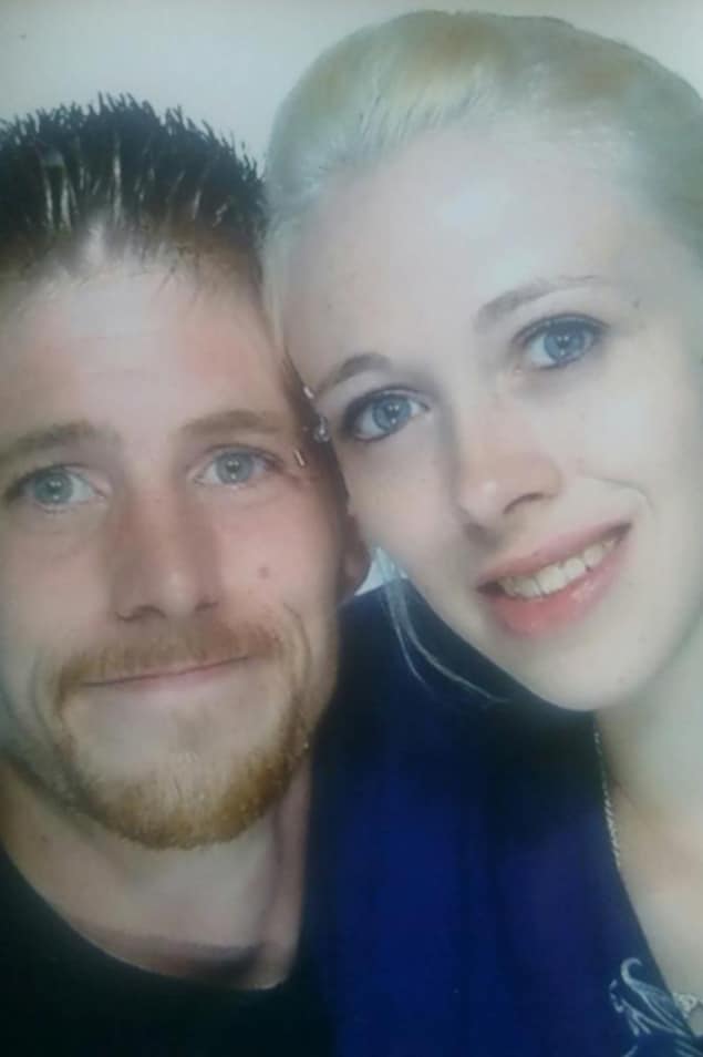 Tyler Fillmore et sa femme, Sara Fillmore, qui avait lancé un appel au public pour aider à le retrouver, après sa disparition. Tyler Fillmore et sa femme, Sara Fillmore, qui avait lancé un appel au public pour aider à le retrouver, après sa disparition.