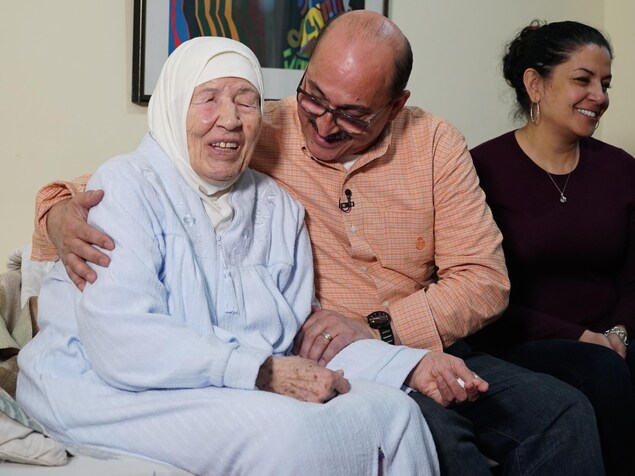 Amer Adi enlace sa mère de 94 ans, en Jordanie. Amer Adi enlace sa mère de 94 ans, en Jordanie.