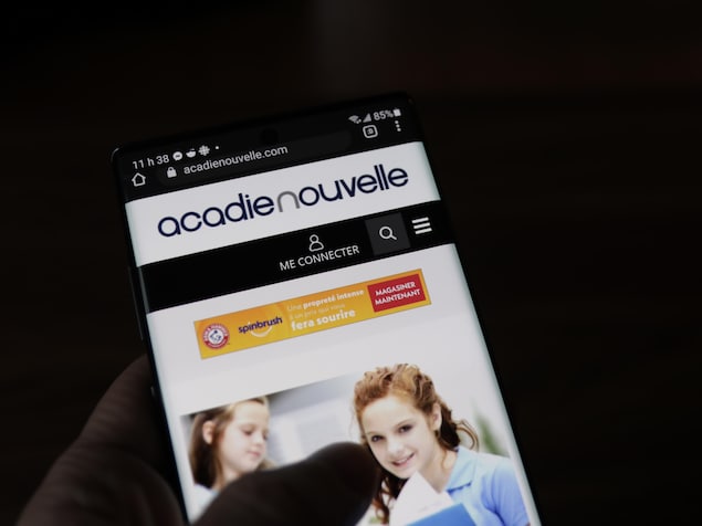 Le site web de l'Acadie Nouvelle sur un téléphone intelligent.