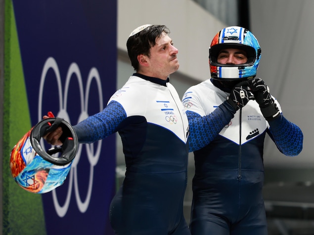 Les pilotes Adam Edelman et Menachem Chen de l'équipe israélienne de bobsleigh, après une épreuve   de bob à deux aux Jeux olympiques de Milan-Cortina, le 17 février 2026.