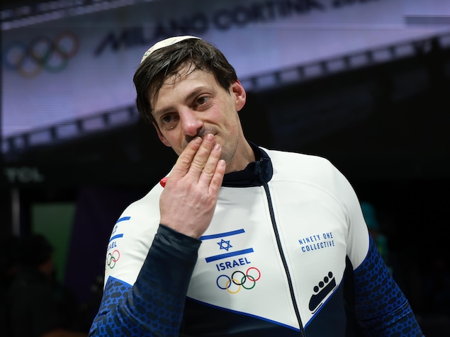  Le pilote Adam Edelman, de l'équipe israélienne, réagit après avoir concouru avec Menachem Chen  dans la troisième manche du bob à deux, le 17 février 2026.