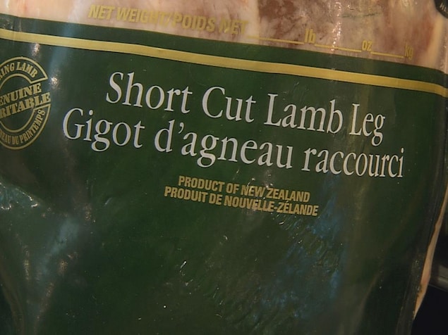 On voit en gros plan un gigot d'agneau emballé, destiné à la vente en épicerie. On peut lire « produit de Nouvelle-Zélande ». On voit en gros plan un gigot d'agneau emballé, destiné à la vente en épicerie. On peut lire « produit de Nouvelle-Zélande ».