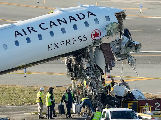 Des enquêteurs près de l'appareil au cockpit arraché.