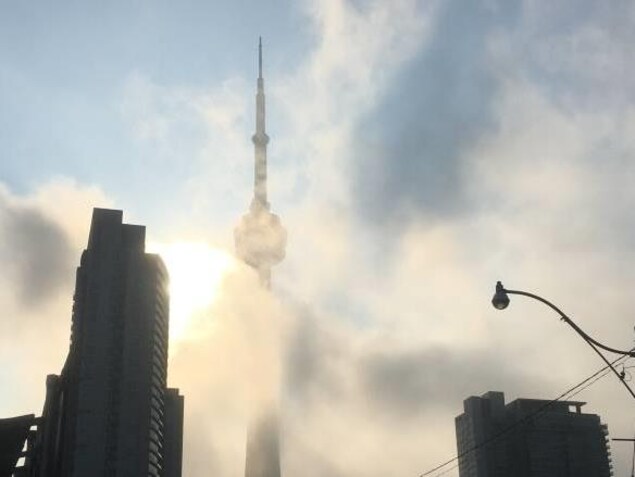 La Tour CN derrière un nuage de pollution. La Tour CN derrière un nuage de pollution.