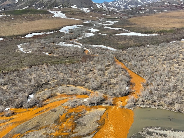 Un cours d'eau orange en Alaska.