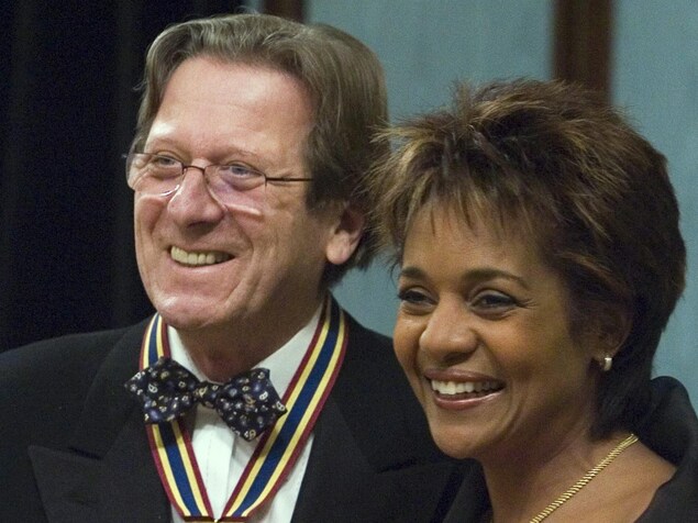 Albert Millaire a reçu le Prix du Gouverneur général pour les arts de la scène en 2006 des mains de Michaelle Jean. Albert Millaire a reçu le Prix du Gouverneur général pour les arts de la scène en 2006 des mains de Michaelle Jean.