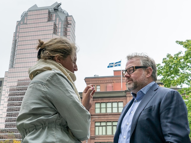 Émilie Dubreuil parle avec Alexandre Taillefer au centre-ville de Montréal.