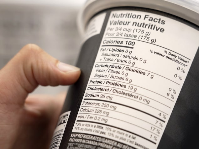 Gros plan sur les informations nutritionnelles d'un pot de yogourt.