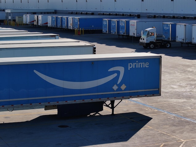 Images aériennes du centre d'approvisionnement d'Amazon (YYZ9), situé au 6351 Steeles Ave E, à Scarborough, en Ontario.