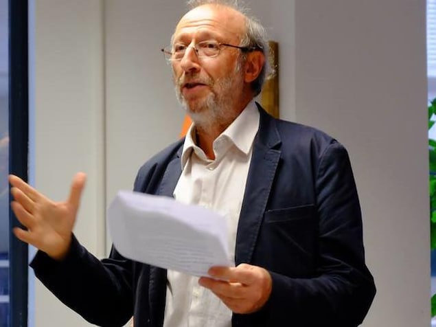 L'homme parle avec des notes de papier dans ses mains. L'homme parle avec des notes de papier dans ses mains.