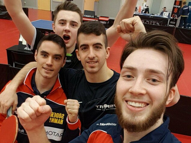 Antoine Bernadet et ses coéquipiers de l'équipe de tennis de table Söderhamn UIF B en Suède Antoine Bernadet et ses coéquipiers de l'équipe de tennis de table Söderhamn UIF B en Suède
