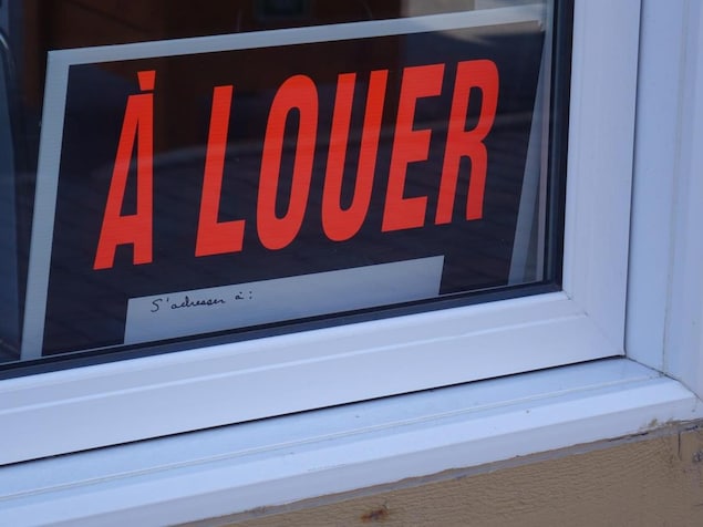 Une pancarte à louer dans une fenêtre.