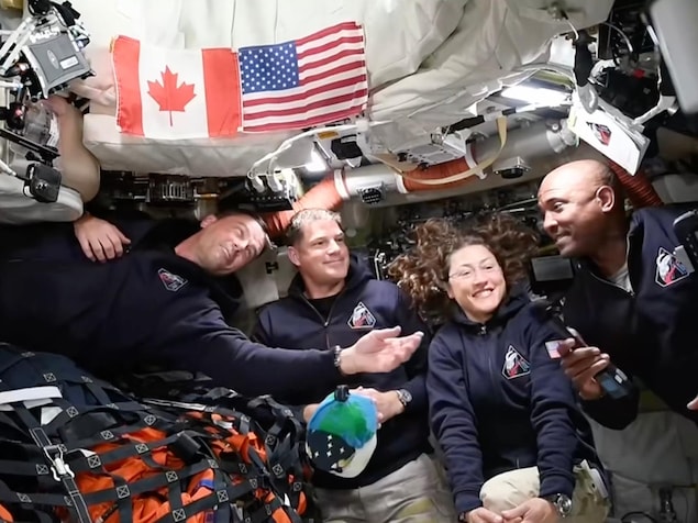 Reid Wiseman, Jeremy Hansen, Christina Koch et Victor Glover dans la capsule.