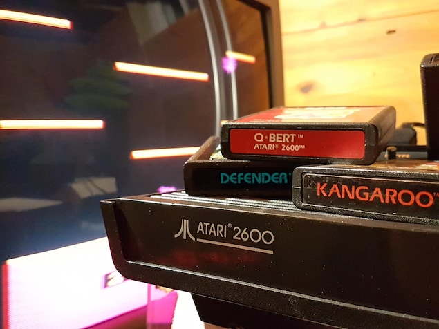 Une console Atari 2600 devant un téléviseur. 