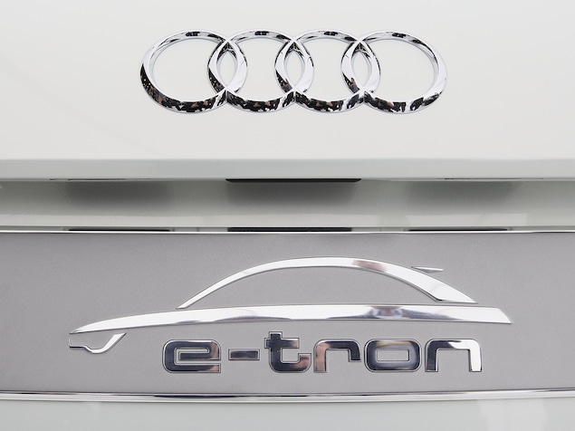 Le logo d'Audi et de son modèle de voiture e-tron.