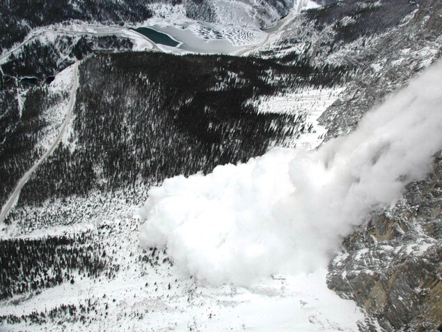 Une avalanche dans les Rocheuses albertaines Une avalanche dans les Rocheuses albertaines
