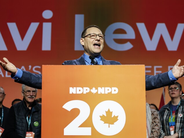 Avi Lewis sur scène.