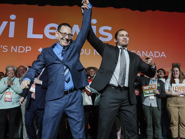 Avi Lewis et Wab Kinew lèvent le bras.