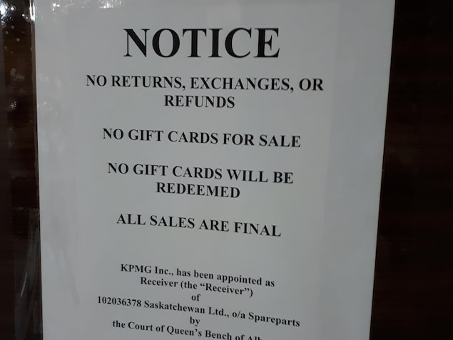 Un feuille affichée sur la porte d'un magasin Un feuille affichée sur la porte d'un magasin