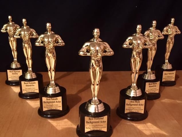 Sept trophées sont posés sur une table