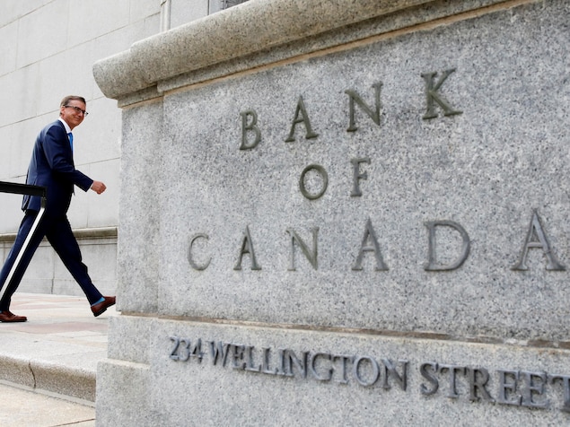 Le gouverneur Tiff Macklem entrant dans l'édifice ottavien de la Banque du Canada.